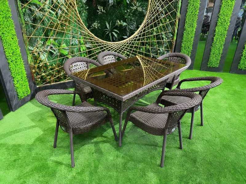 Stol chetidagi jojani sikadi