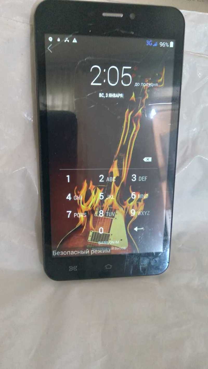 Шұлықтағы қисық әйелдердің үлкен бөкселері мен кең жамбастары